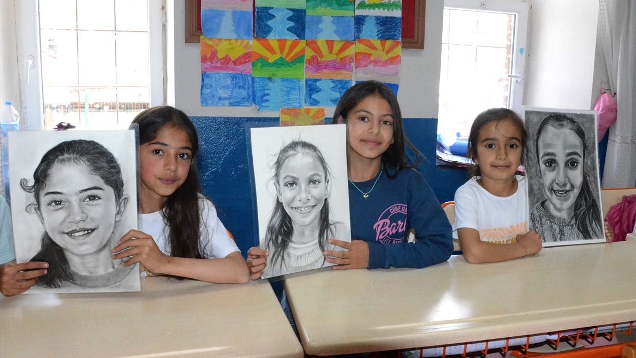 Kars'ta Ressamlar, Öğrencilerin Yüzünü Güldürüyor