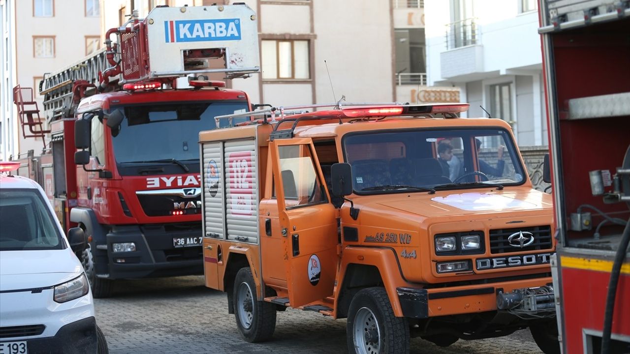 Kars'taki 5 Katlı Binada Patlama Sonrası Yangın Kontrol Altına Alındı
