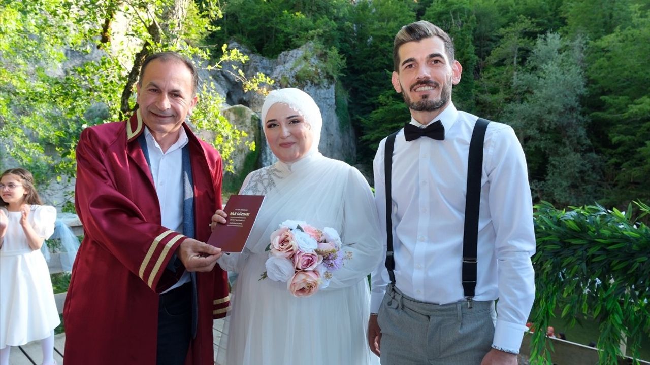 Kastamonu'da Nikah Şöleni: Ilıca Şelalesi'nde Evlendiler