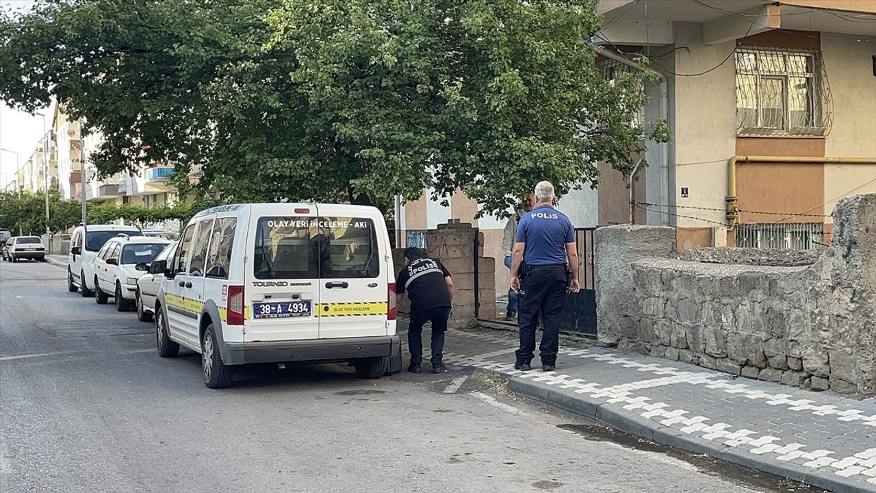Kayseri'de Alkollü Çatışma: İki Arkadaş Bıçakla Yaralandı