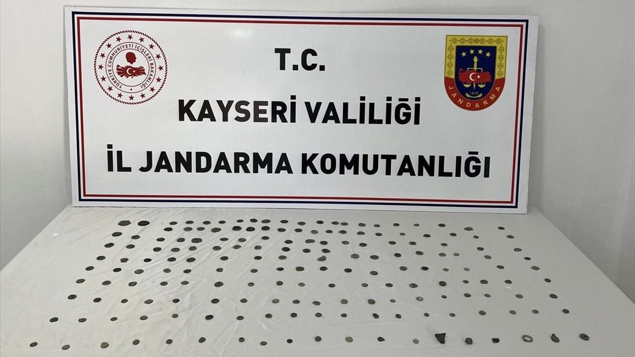 Kayseri'de Tarihi Sikkeler ve Obje Ele Geçirildi