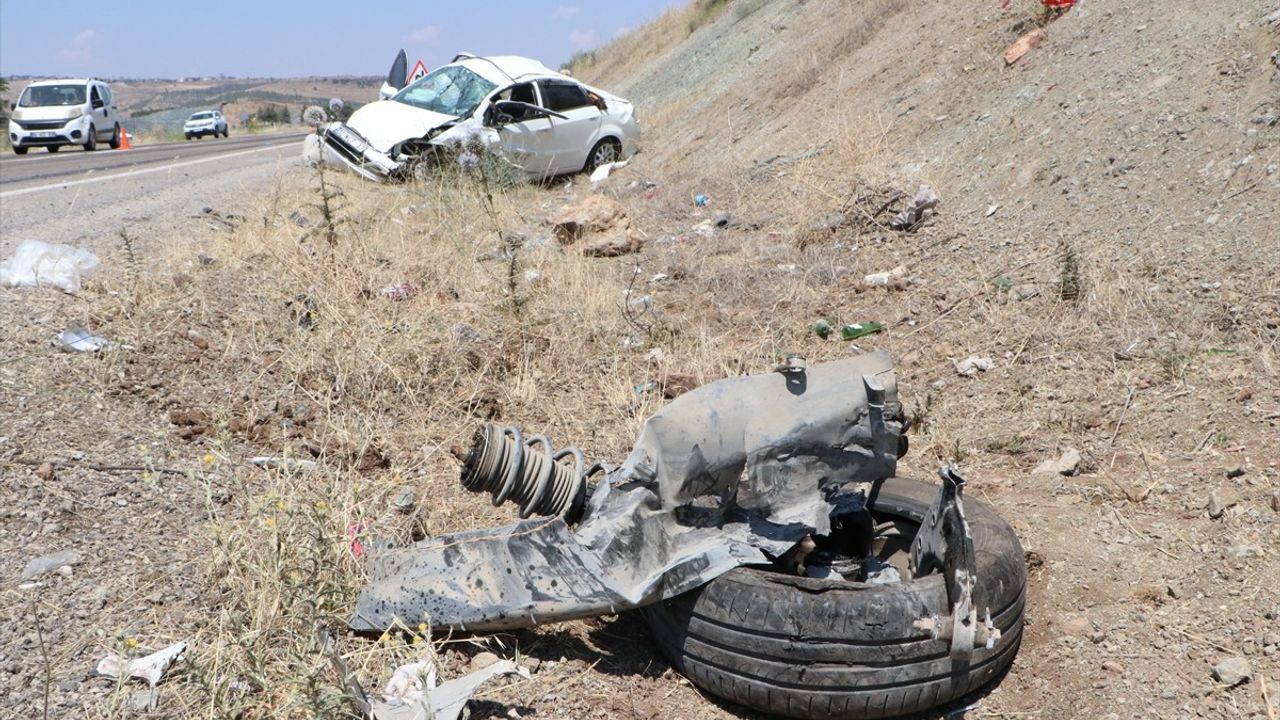 Kilis'te Kaza: İki Otomobil Çarpıştı, 8 Yaralı