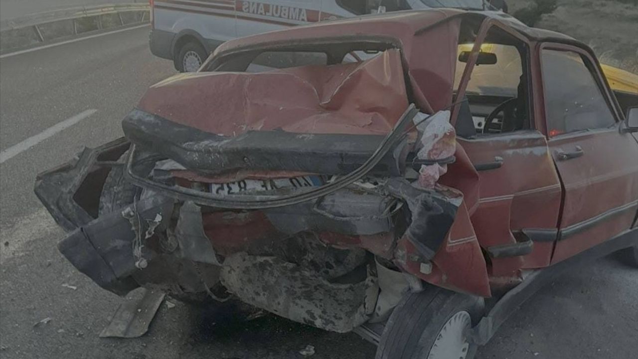 Kırıkkale'de Otomobil ve Kamyonet Çarpışması: 1 Ölü, 2 Yaralı