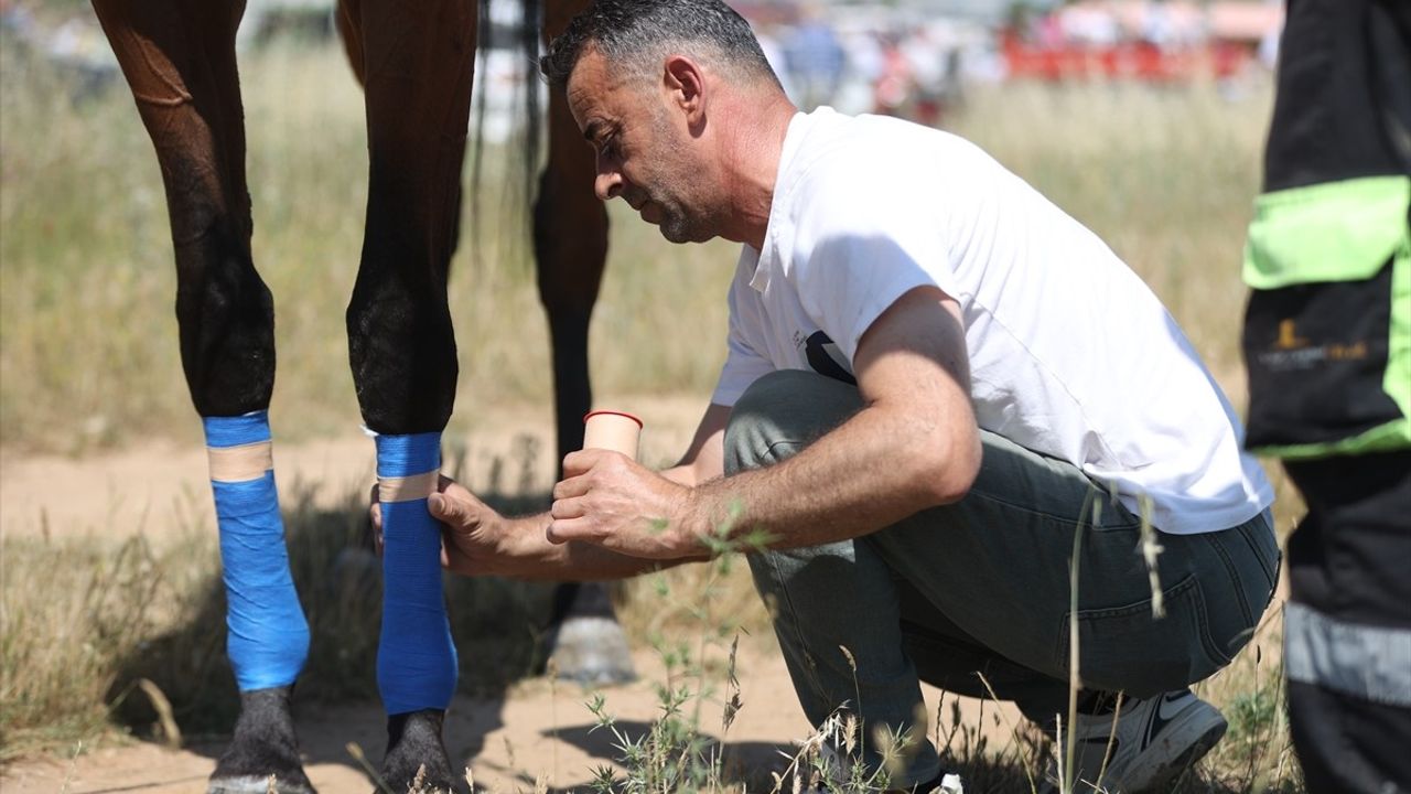 Kırklareli'de Yağlı Güreş Şenliği Kapsamında At Yarışları Düzenlendi