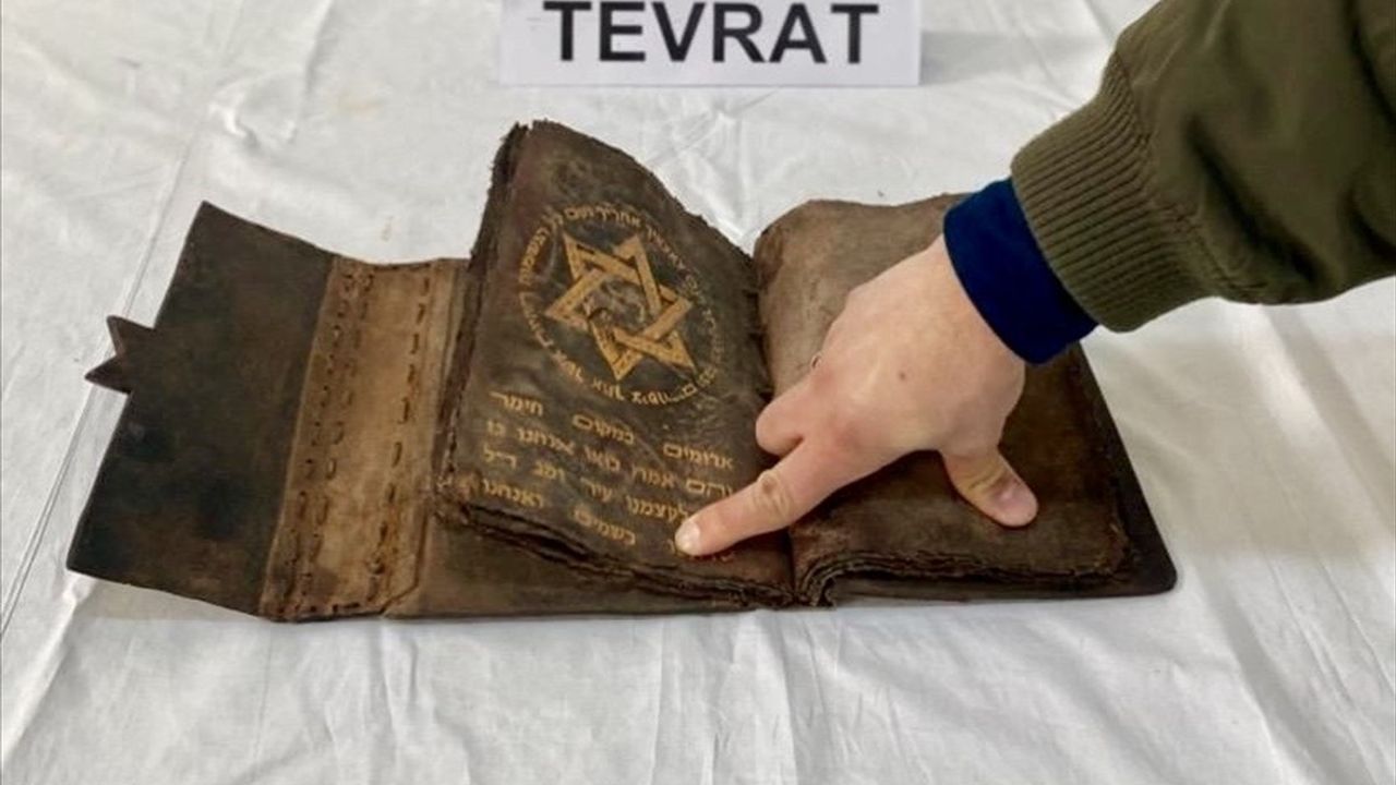 Kırşehir'de Tarihi Tevrat Ele Geçirildi
