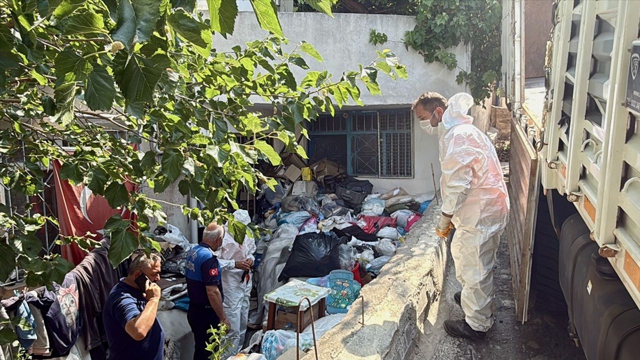 Kocaeli'de Dubleks Daireden Kamyonlarca Çöp Temizlendi