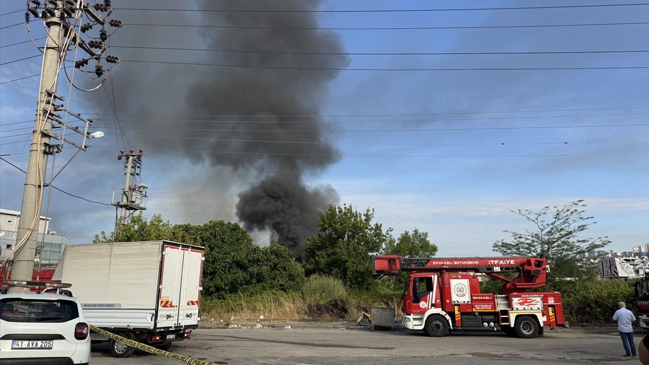 Kocaeli'de Geri Dönüşüm Tesisinde Yangın Kontrol Altına Alındı
