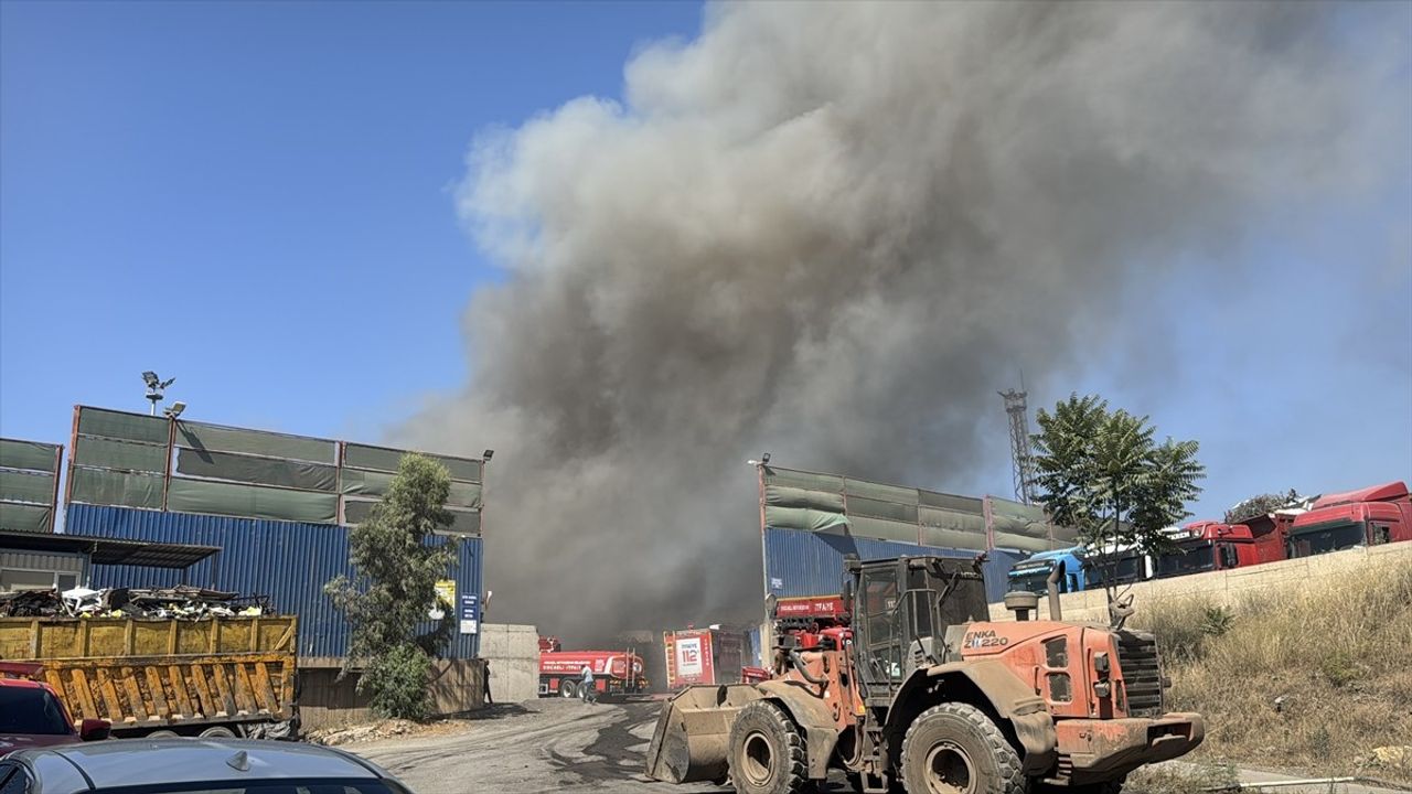 Kocaeli'de Hurda Atık Depolama Alanında Yangın Kontrol Altına Alındı