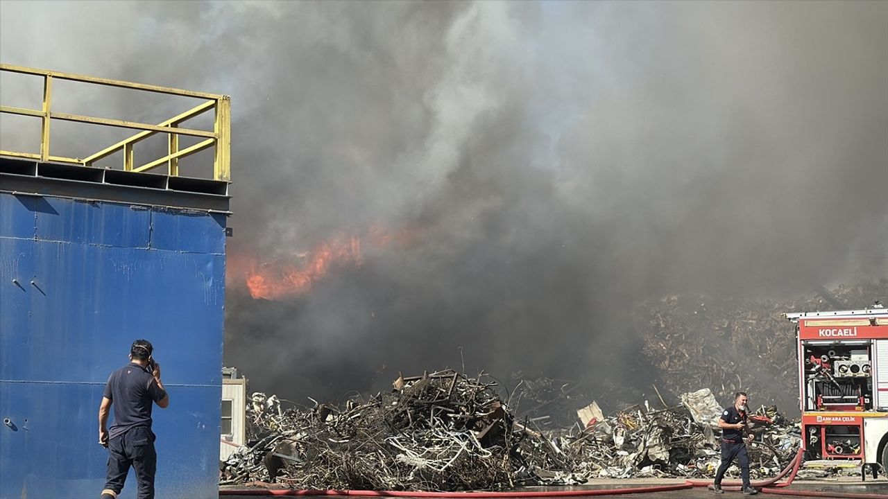 Kocaeli'de Hurda Atık Depolama Sahasında Yangın Çıktı