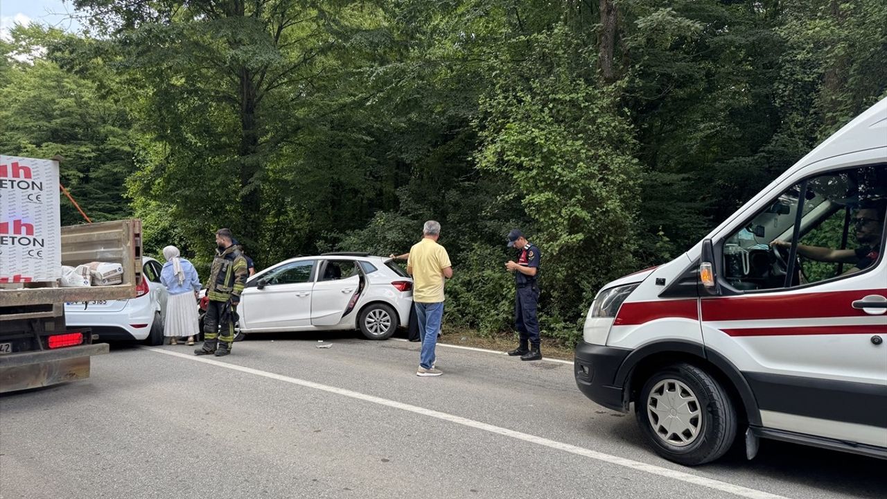 Kocaeli'de İki Otomobilin Çarpışması: 6 Yaralı