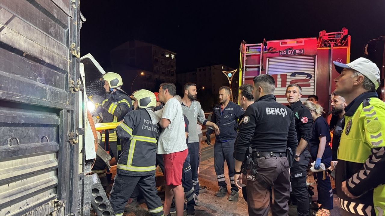 Kocaeli'de Kamyonet Kazası: Sürücü Yaralandı