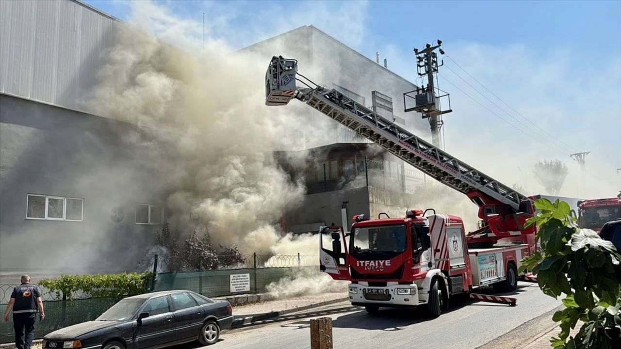 Kocaeli'de Market Deposunda Yangın