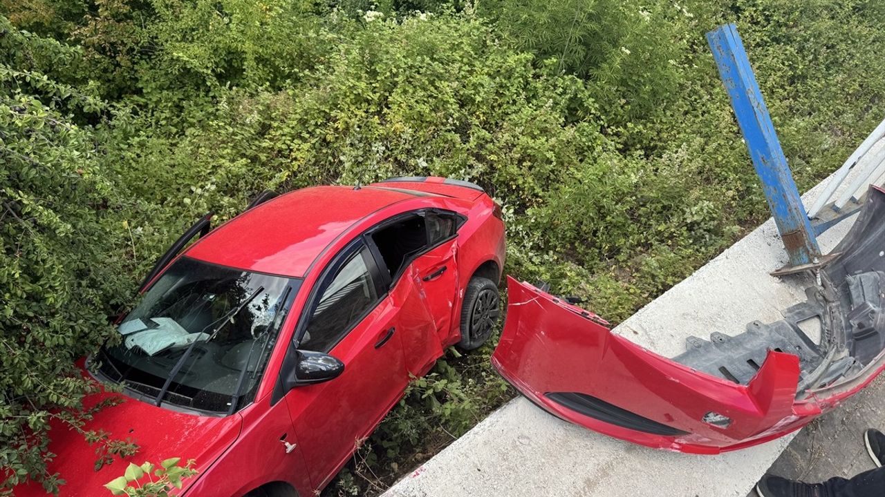 Kocaeli'de Otomobilin Şarampole Düşmesi Sonucu 4 Yaralı