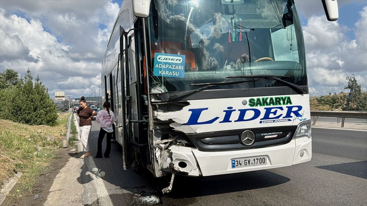 Kocaeli'de Otoyolda Otobüsle Çarpışan Araçta 3 Yaralı