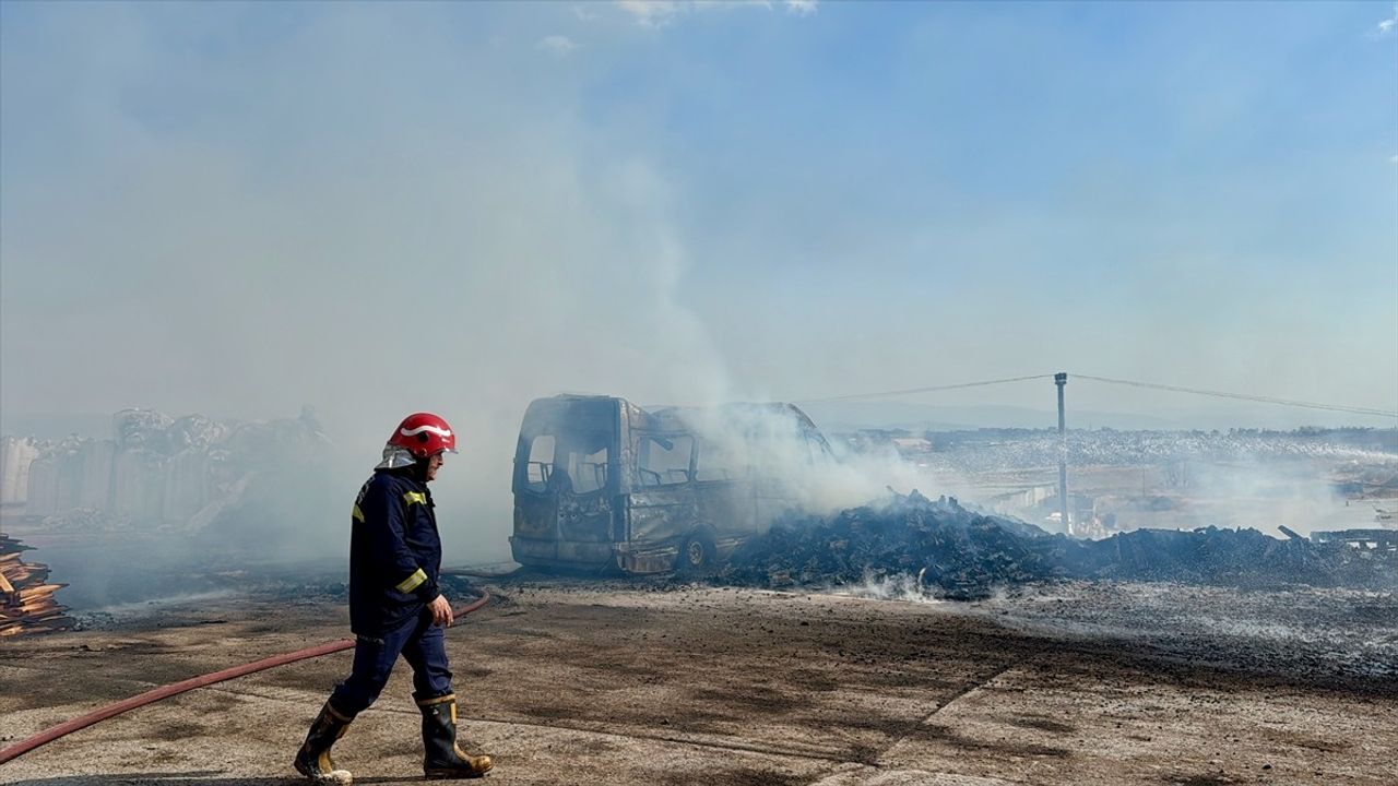 Kocaeli'de Palet Fabrikasında Yangın Çıktı