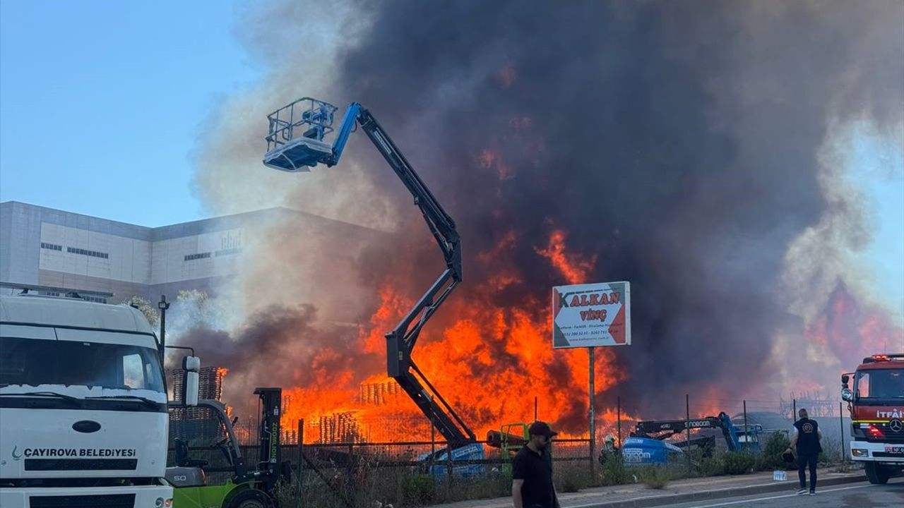 Kocaeli'de Palet Fabrikasında Yangın Kontrol Altına Alındı