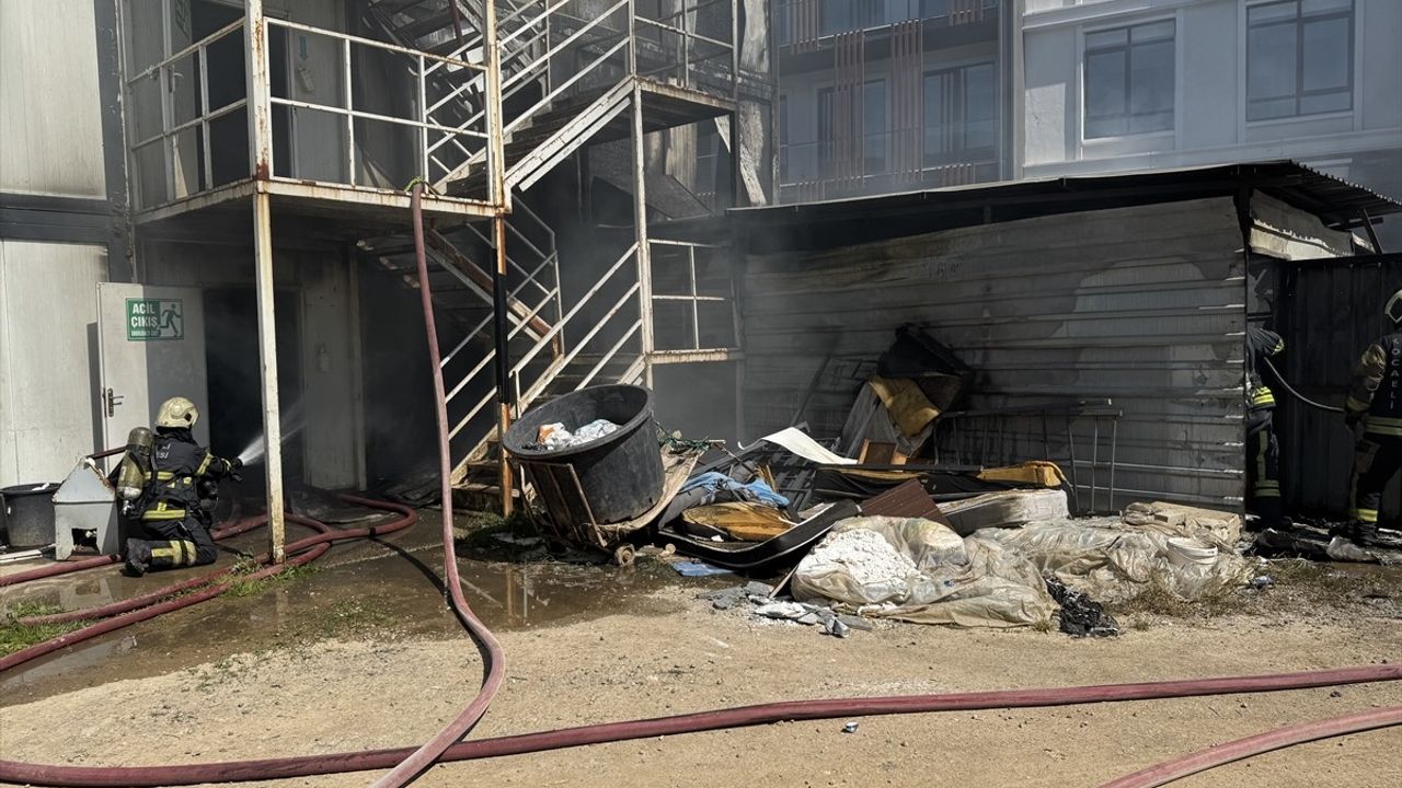 Kocaeli'de Şantiye Deposunda Yangın Çıktı
