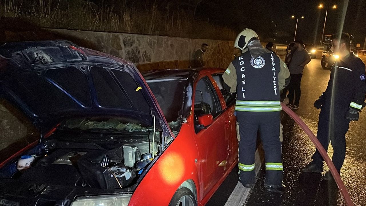 Kocaeli'de Seyir Halindeki Araçta Yangın Çıktı
