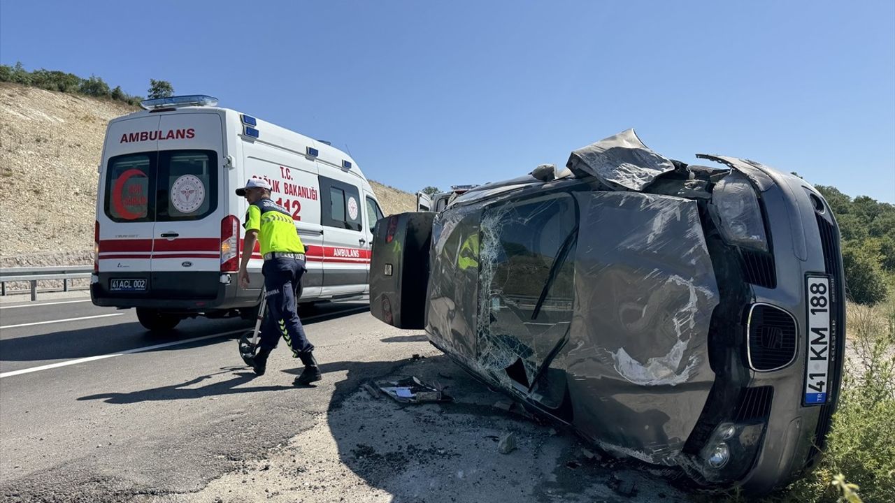 Kocaeli'de Takla Atan Araçtaki 5 Kişi Yara Almadan Kurtuldu