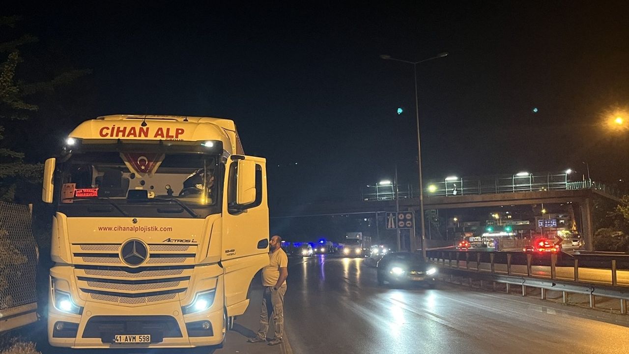 Kocaeli'de Tır ile Motosiklet Çarpıştı: Bir Kişi Hayatını Kaybetti