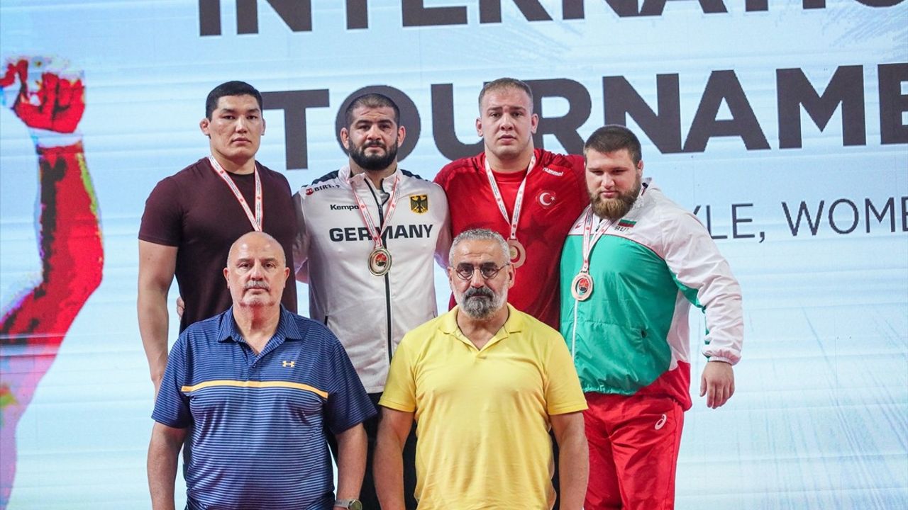 Kocaeli'de Uluslararası Güreş Turnuvası Tamamlandı