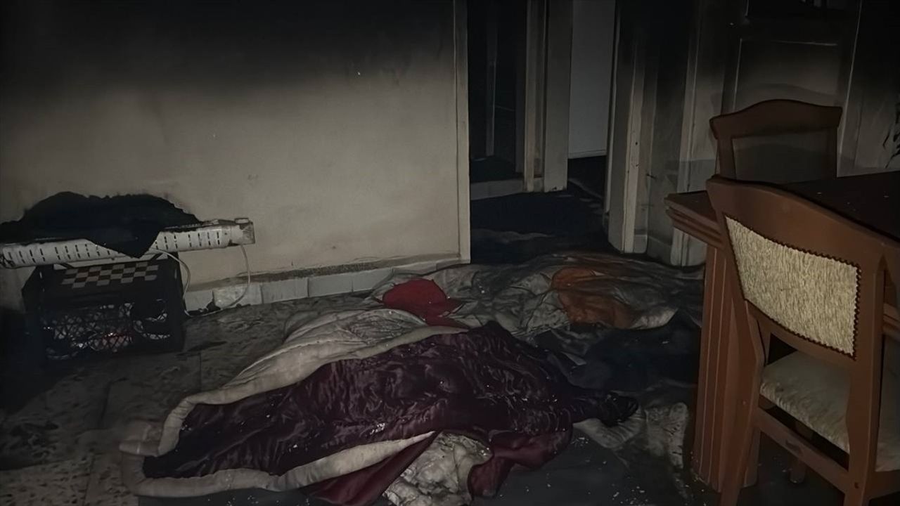 Kocaeli'de Yangın: 2 Kişi Dumandan Etkilendi