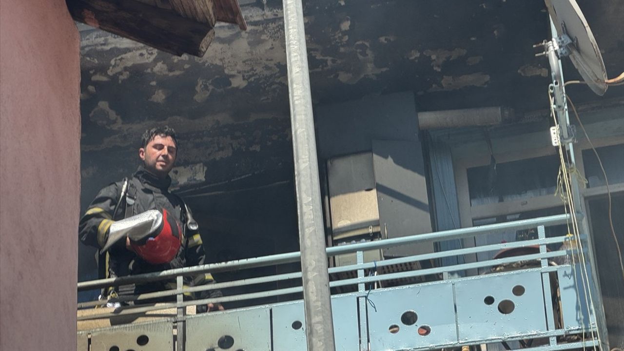 Kocaeli'de Yangın: 3 Kişi İtfaiye Tarafından Kurtarıldı