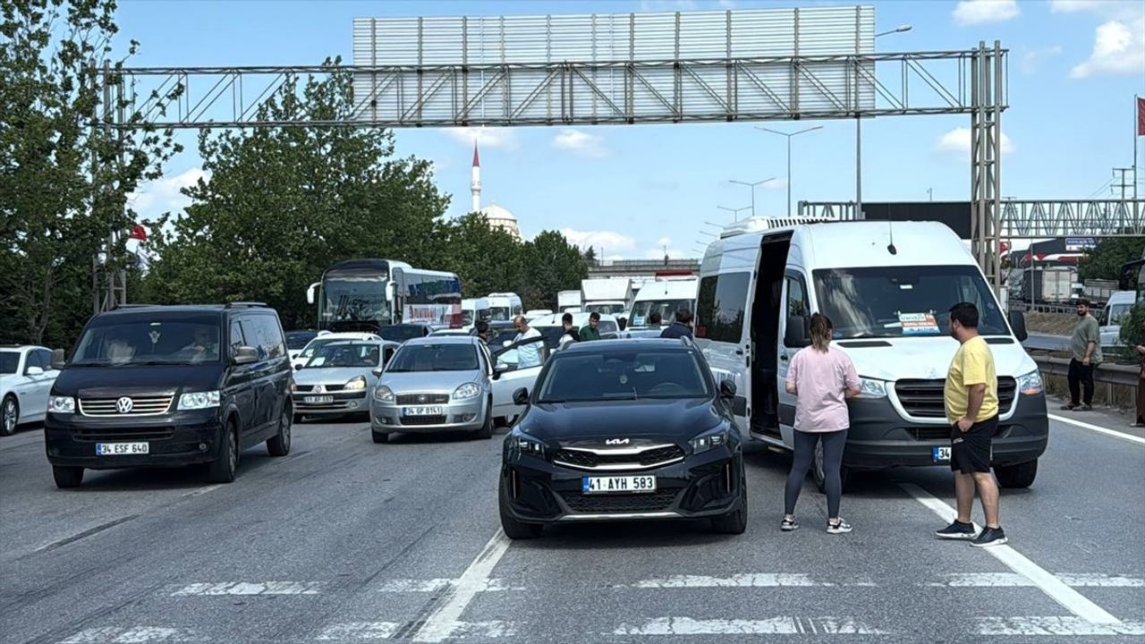 Kocaeli'de Zincirleme Trafik Kazası: 2 Yaralı