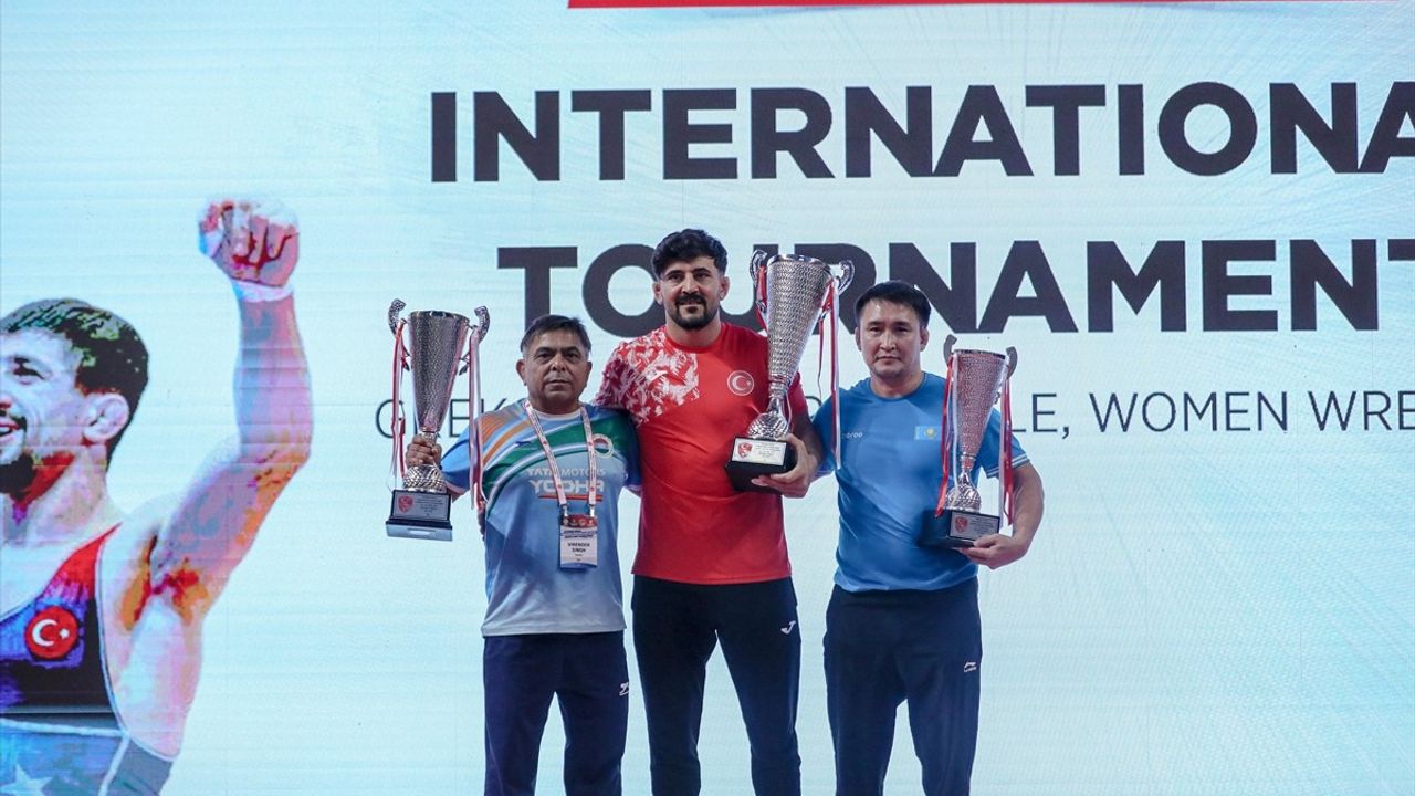 Kocaeli'deki Güreş Turnuvasında İkinci Günde Madalyalar Dağıtıldı