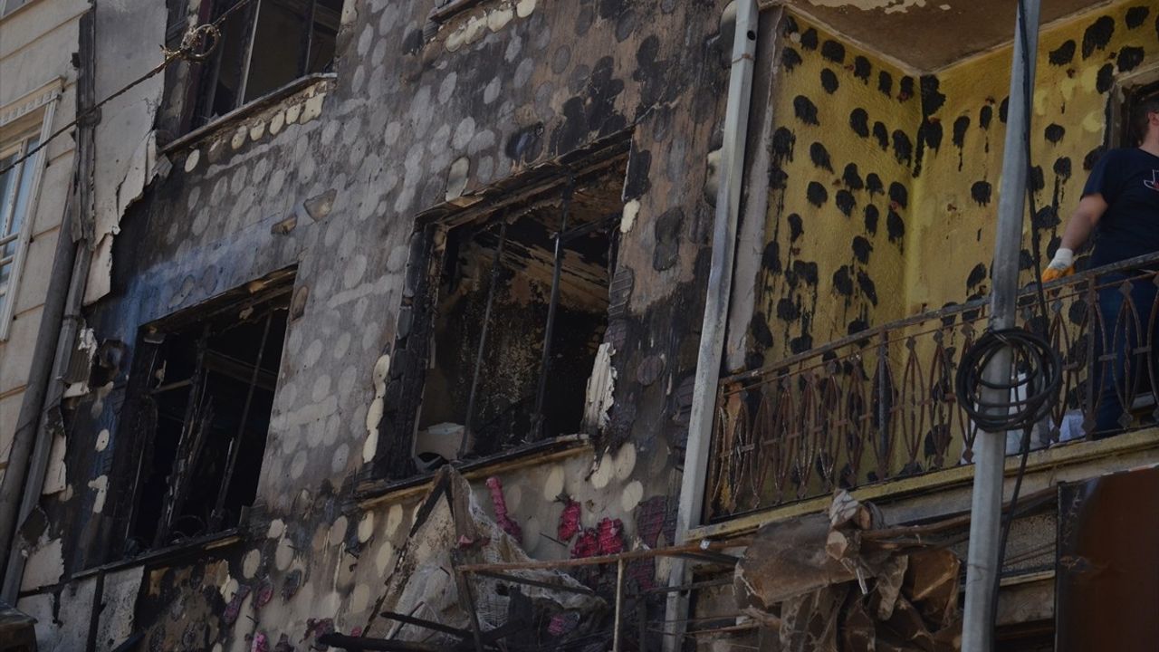 Konya'da İş Yerinde Yangın: 4 Kişi Dumandan Etkilenerek Hastaneye Kaldırıldı
