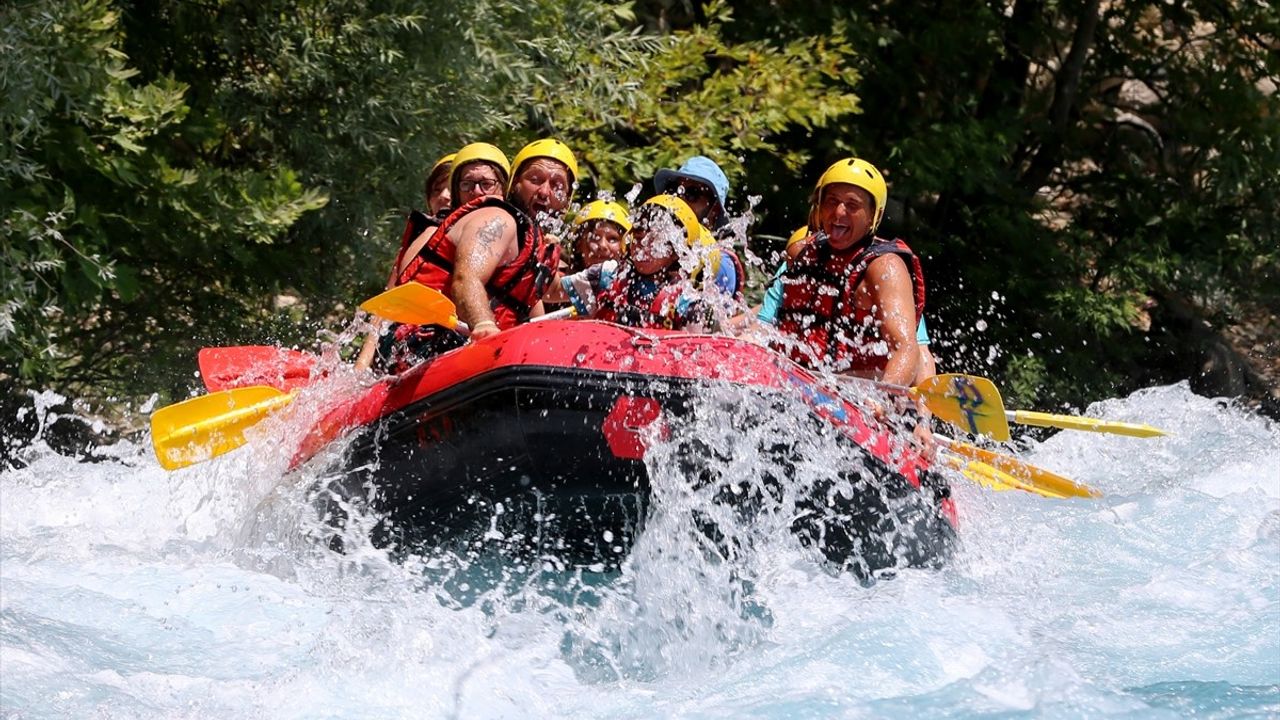Köprüçay'da Rafting Heyecanı: Adrenalin Tutkunları İçin Unutulmaz Bir Deneyim