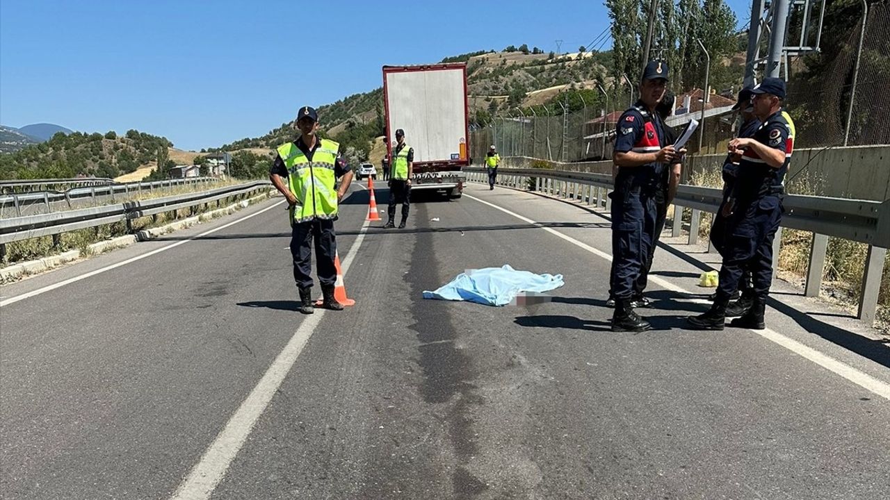 Koyulhisar'da TIR Kazası: 1 Ölü, 1 Yaralı