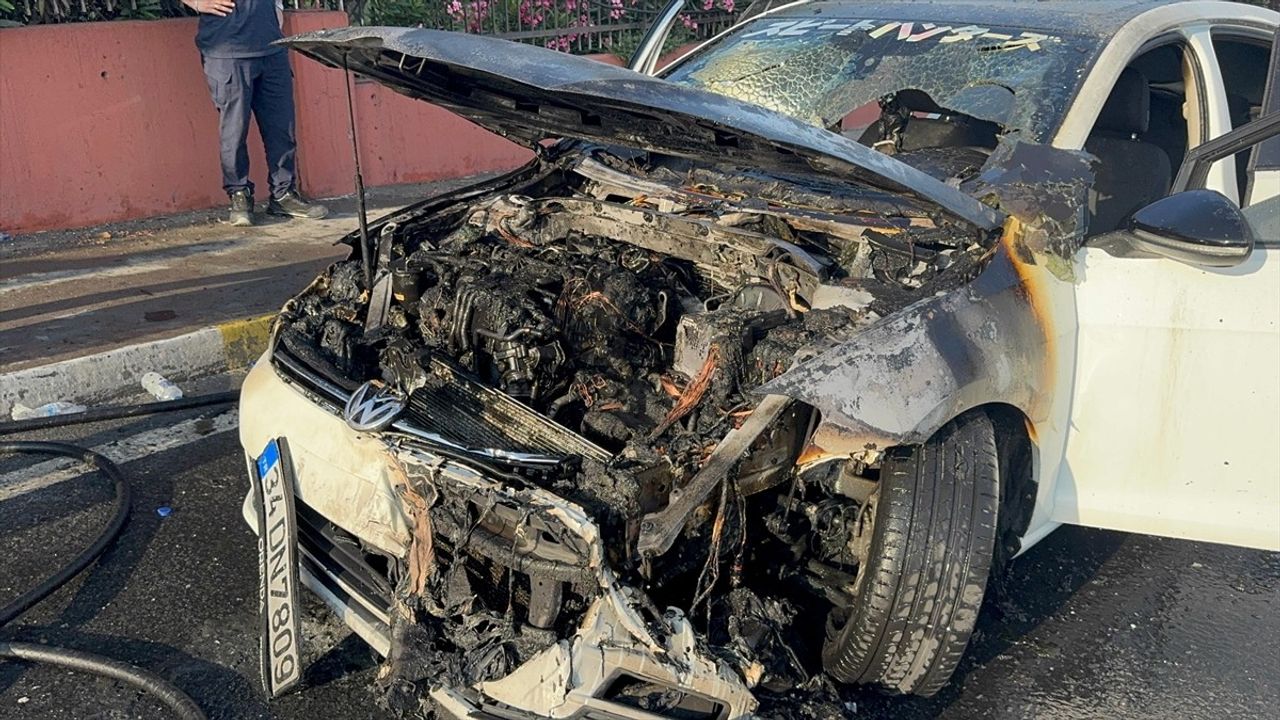 Küçükçekmece'de Seyir Halindeki Araçta Yangın Çıktı