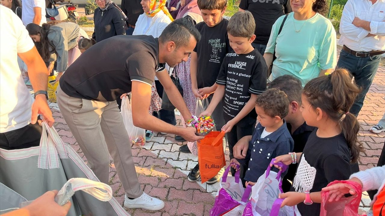 Kumluca'da Geleneksel Şeker Dağıtımı