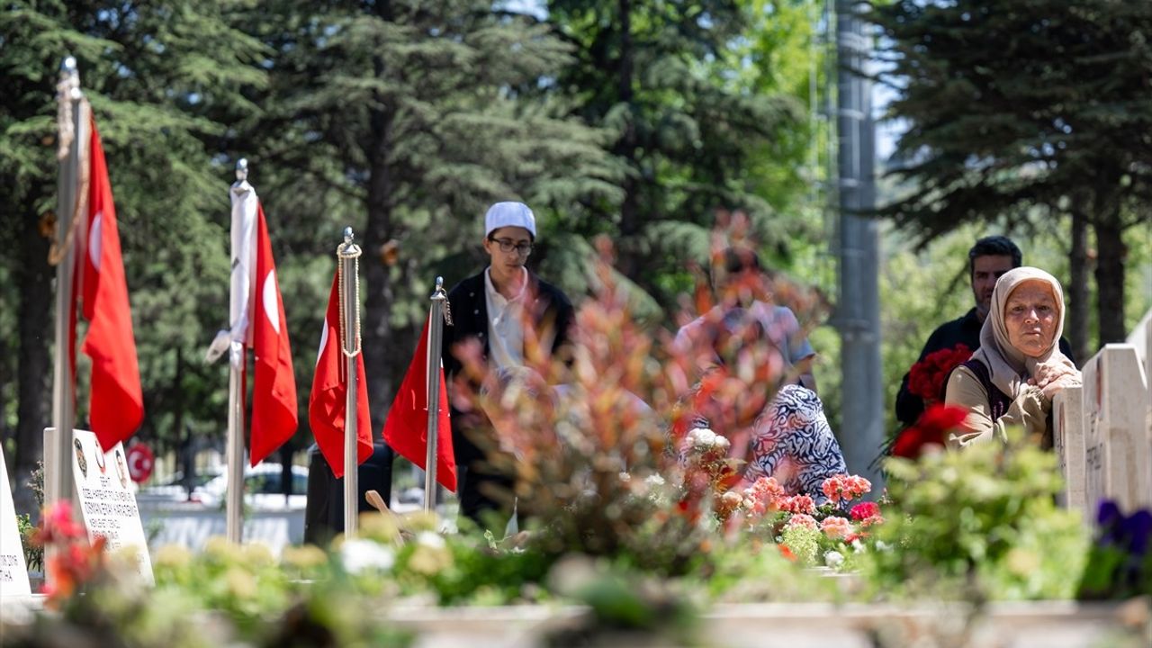 Kurban Bayramı Arifesinde Şehitlikler Ziyaret Edildi