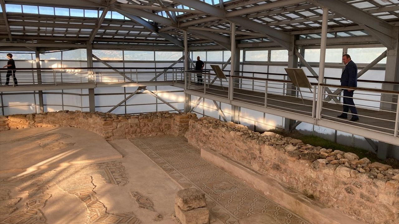Kurban Bayramı'nda Hadrianopolis Antik Kenti'ni Ziyaret Edenler Tarihe Yolculuk Yaptı