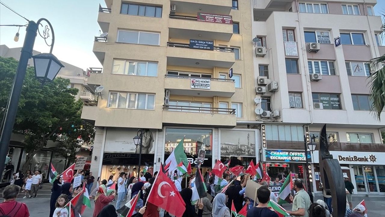 Kuşadası'nda Gazze İçin Protesto
