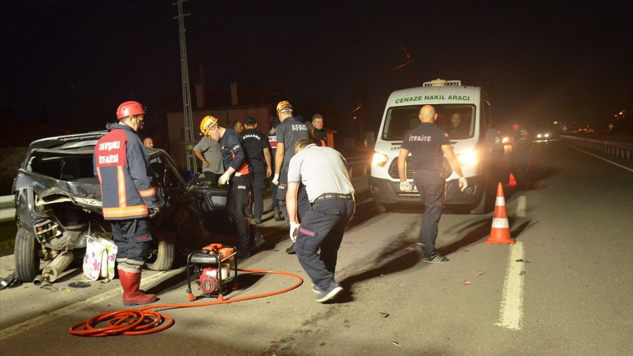 Kütahya'da Minibüs ve Otomobil Çarpıştı: 1 Ölü, 3 Yaralı