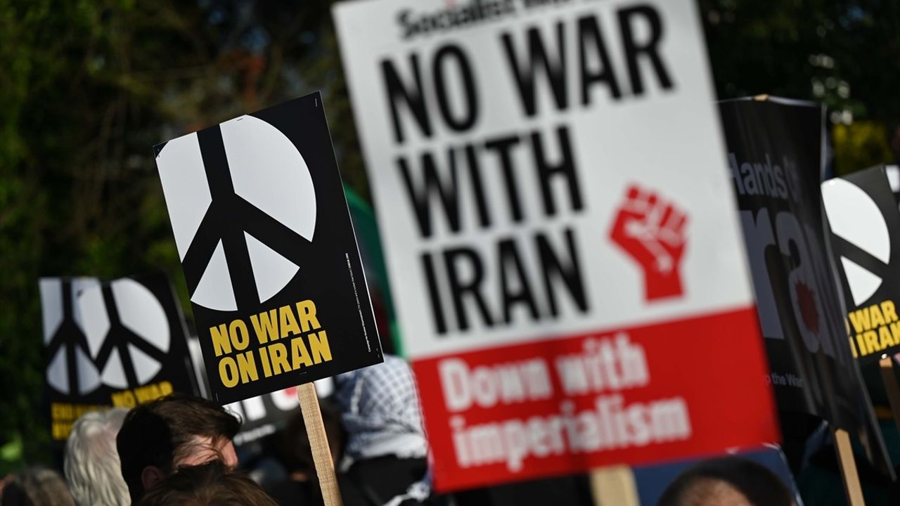 Londra'da ABD ve İsrail'in İran'a Yönelik Saldırıları Protesto Edildi