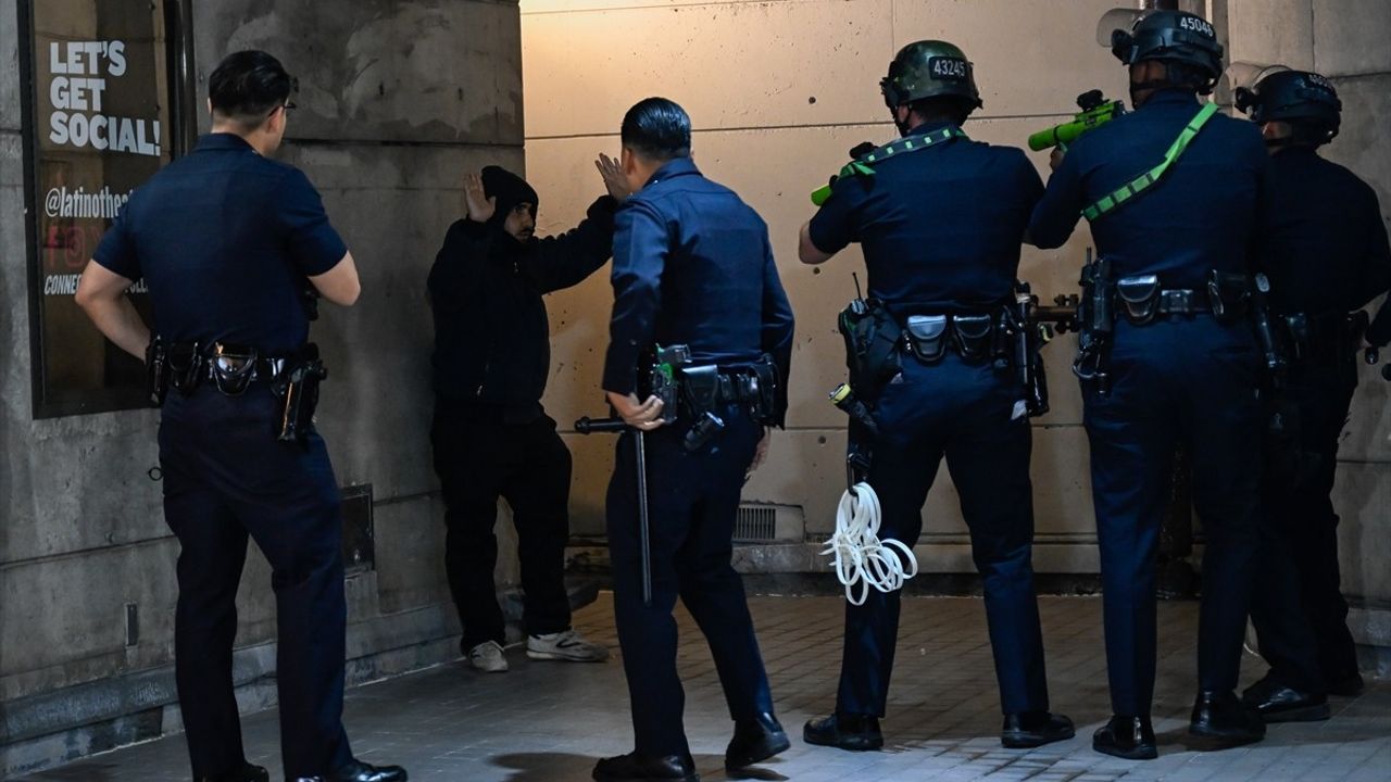 Los Angeles'ta Sokağa Çıkma Yasağı İlan Edildi