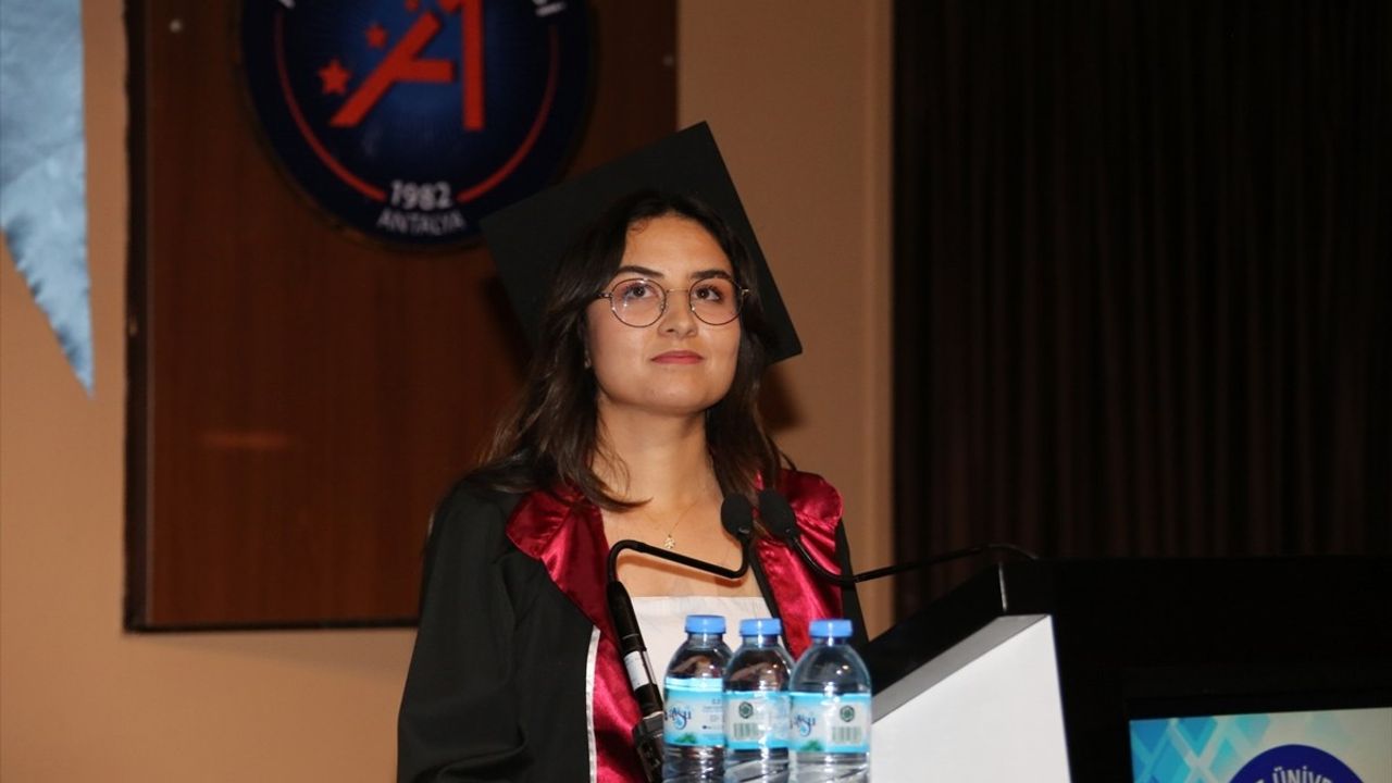 Lösemiyle Savaşarak Birincilikle Mezun Olan Genç Kadın
