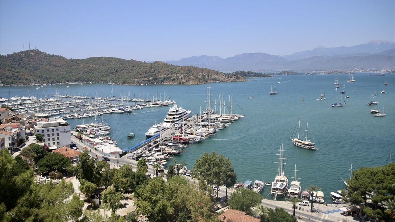 Lüks 'Avantage' Yatı Fethiye'de Akaryakıt İkmali Yapıyor