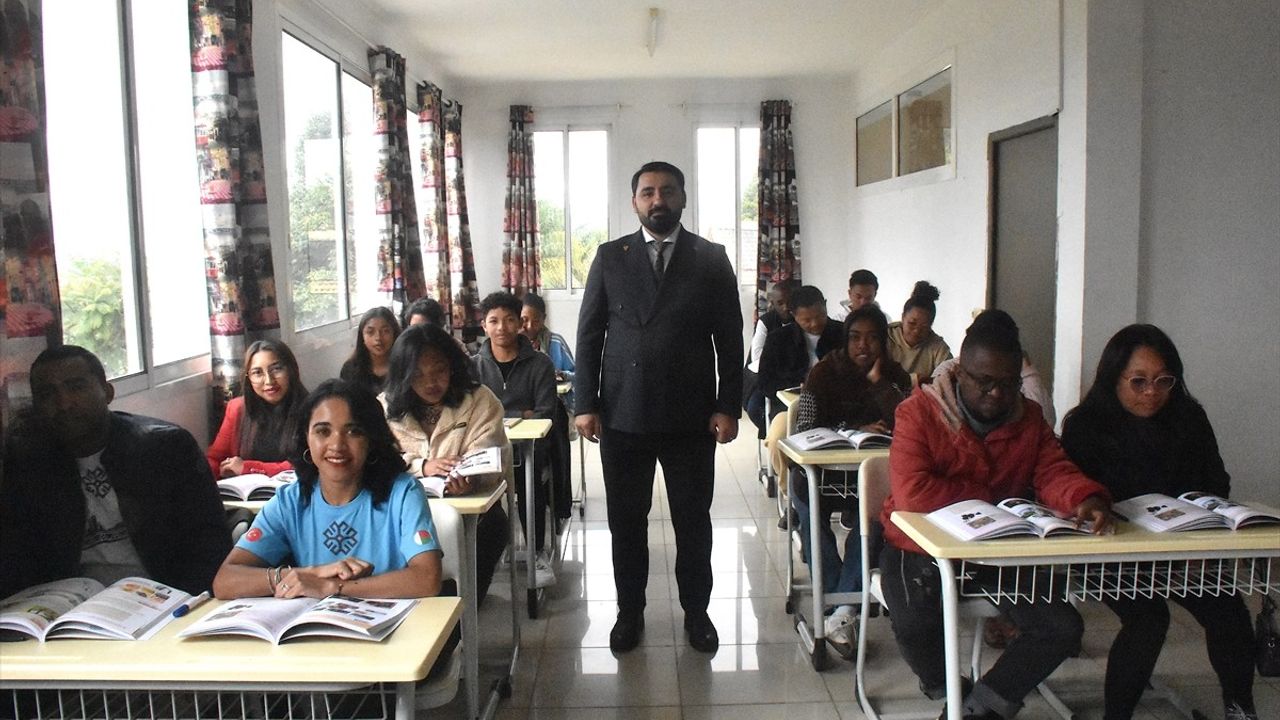 Madagaskarlı Öğrenciler Türkçe Öğreniyor