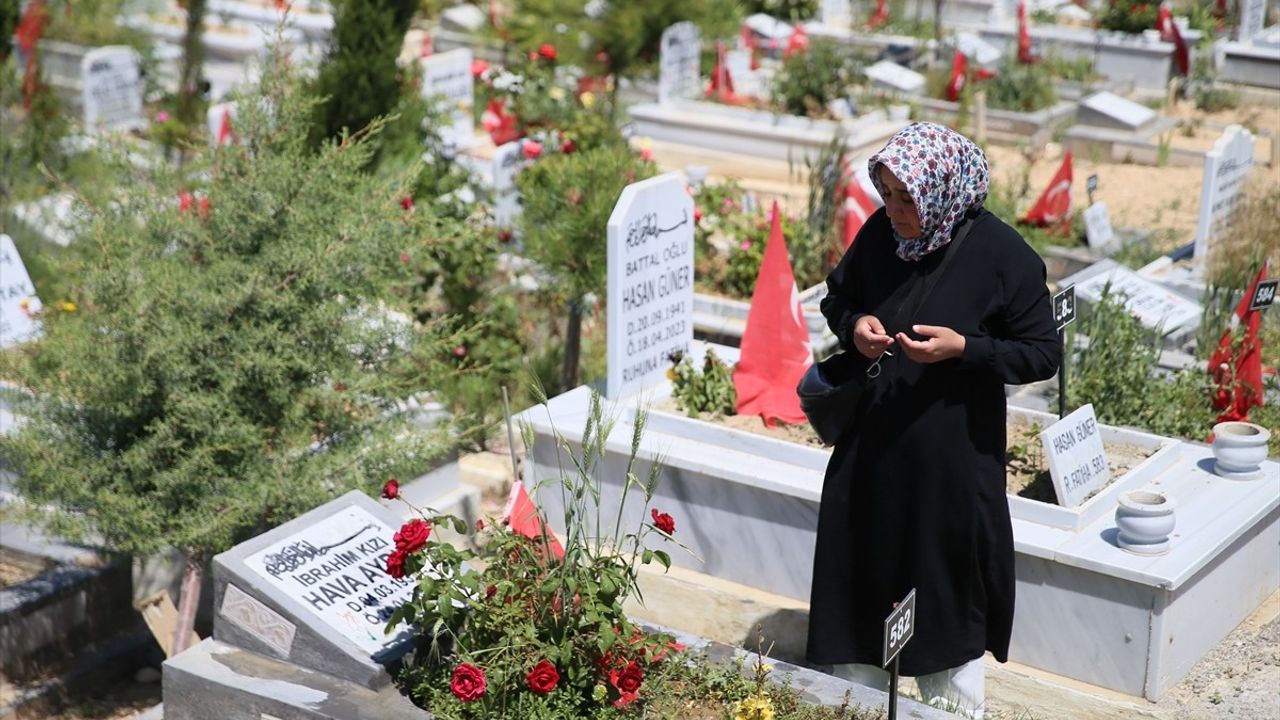 Malatya'da Depremzedeler Mezarlık Ziyareti Yaptı