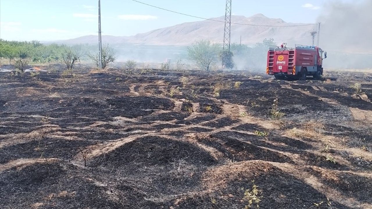Malatya'da Yangın Paniği: Buğday Tarlasına Sıçradı
