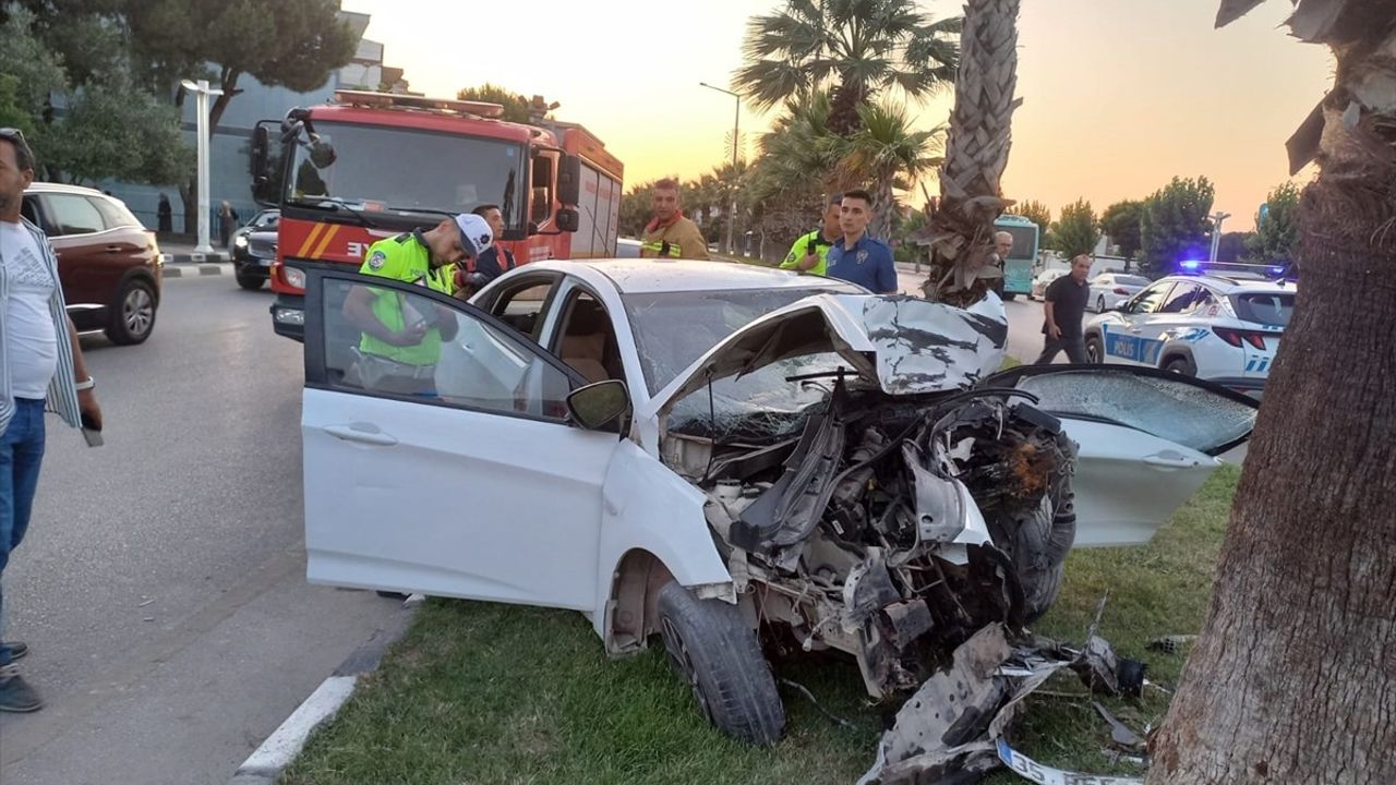 Manisa'da Ağaca Çarpan Otomobilin Sürücüsü Yaralandı