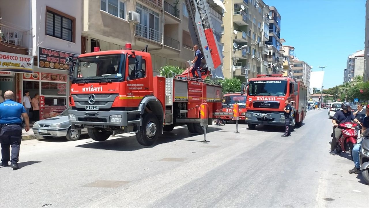Manisa'da Asansörde Mahsur Kalan Yaşlı Adam Dumandan Etkilendi