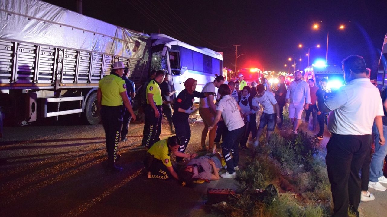 Manisa'da İşçi Servisi Tıra Çarptı: 20 Yaralı
