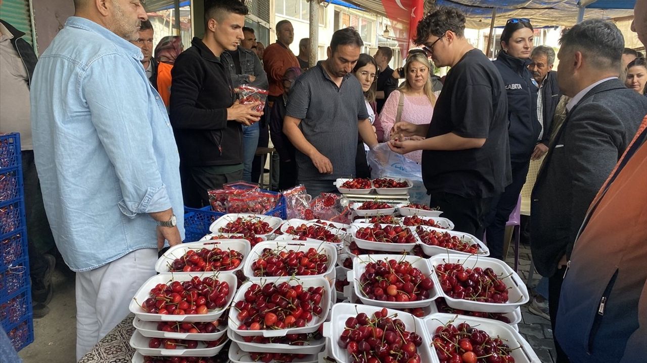 Manisa'da Kiraz Yeme Yarışması: 10 Dakikada 2 Kilo Kiraz