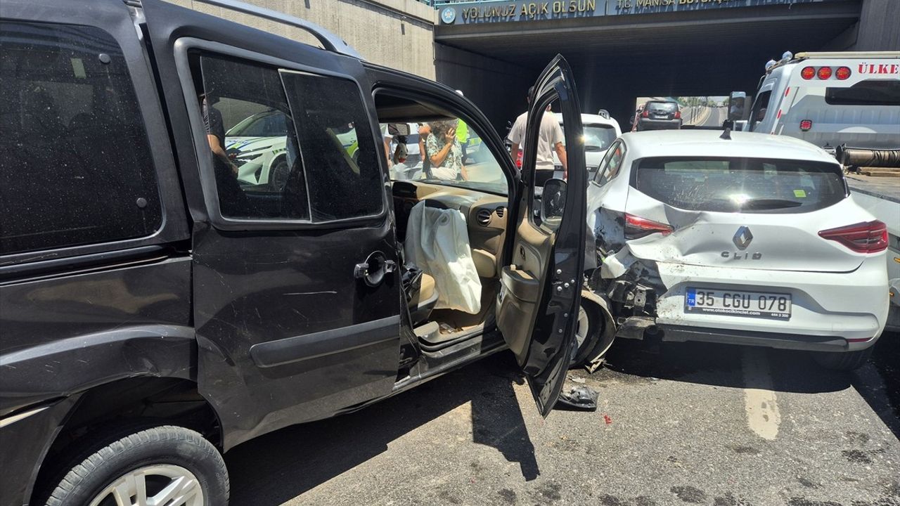 Manisa'da Zincirleme Trafik Kazası: 7 Yaralı